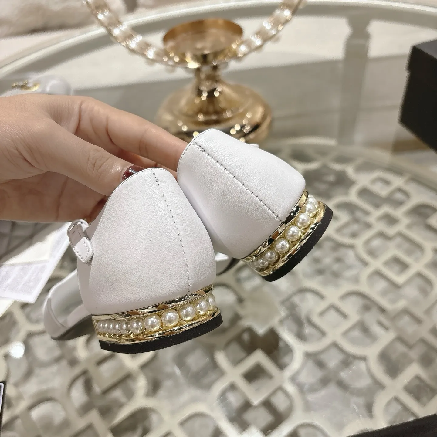 👟👟Ex-factory price 560👟👟 25ss early autumn new Xiaoxiang Chanel pearl double C buckle T-strap Mary Jane shoes pearl heel buckle shoes doll shoe design is so cute 💥The daughter of a rich family has the sense of sight, retro sweetness and age reduction! Mary Jane's unique noble texture allows you to practice various combinations of beauty. Beauty and comfort coexist. Who can not be tempted? The high-end simple style will never go out of style when worn again and again. It vividly interprets the charm of the exclusive fragrance. More possibilities for shaping. Original molded hardware buckle. Upper: lambskin. Lining: sheepskin. Outsole: genuine leather outsole imported from Italy. Size: 35-39 (40.41 custom-made, non-refundable).